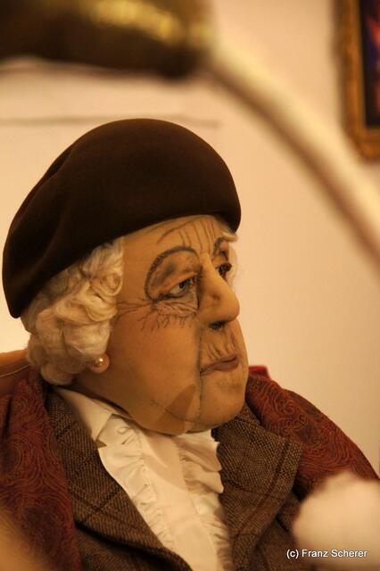 In Hülle mit Fülle. Alraunes Fest der weichen Kunst. Miss Marple sitzt auch am Tisch