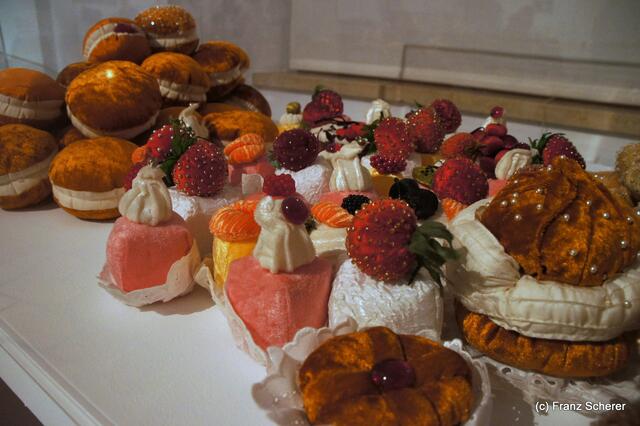 In Hülle mit Fülle. Alraunes Fest der weichen Kunst.