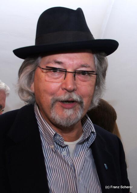 In Hülle mit Fülle. Alraunes Fest der weichen Kunst. Friedbergs Zweiter Bürgermeister Roland Fuchs