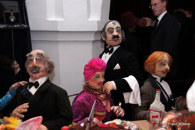 In Hülle mit Fülle. Alraunes Fest der weichen Kunst.