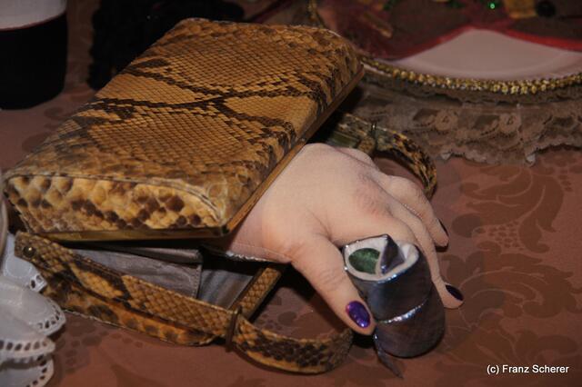 In Hülle mit Fülle. Alraunes Fest der weichen Kunst.