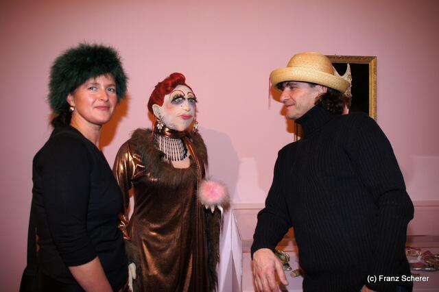 In Hülle mit Fülle. Alraunes Fest der weichen Kunst.