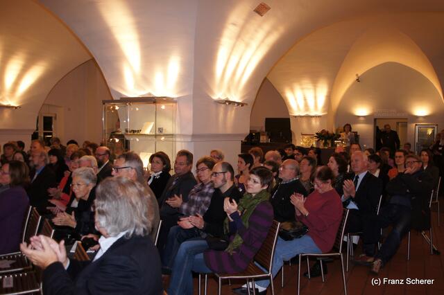 In Hülle mit Fülle. Alraunes Fest der weichen Kunst. Zur Eröffnung kamen viele Gäste