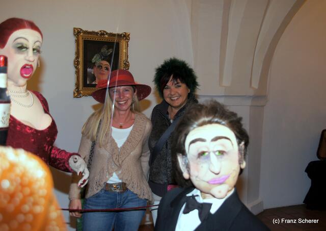 In Hülle mit Fülle. Alraunes Fest der weichen Kunst.