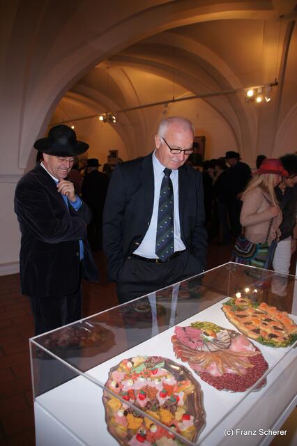 In Hülle mit Fülle. Alraunes Fest der weichen Kunst.