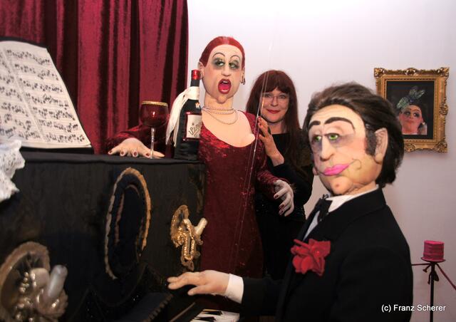 In Hülle mit Fülle. Alraunes Fest der weichen Kunst.