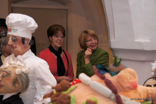 In Hülle mit Fülle. Alraunes Fest der weichen Kunst.