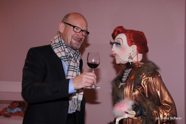 In Hülle mit Fülle. Alraunes Fest der weichen Kunst.