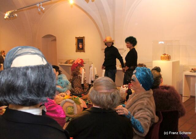 In Hülle mit Fülle. Alraunes Fest der weichen Kunst.