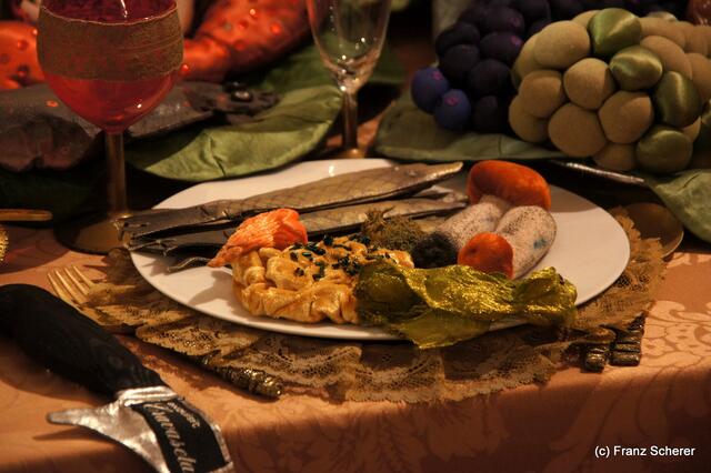 In Hülle mit Fülle. Alraunes Fest der weichen Kunst.