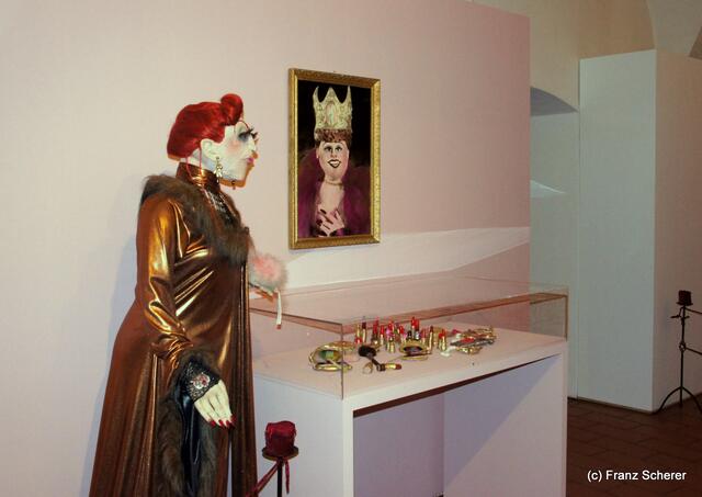 In Hülle mit Fülle. Alraunes Fest der weichen Kunst.