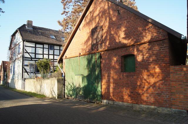 Hinter dem Rolltor der ehemalige Kohlenhandel. Dahinter im Fachwerkhaus Friseur, Drogerie und Zahnarzt in einer Person