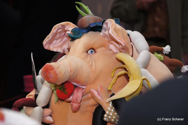 In Hülle mit Fülle. Alraunes Fest der weichen Kunst.