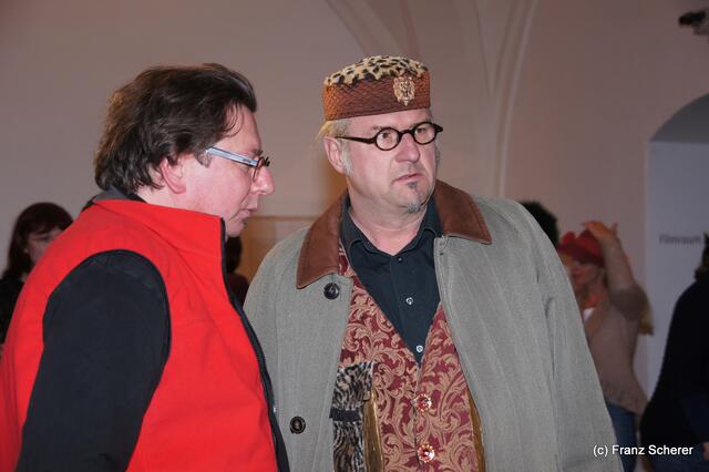 In Hülle mit Fülle. Alraunes Fest der weichen Kunst.