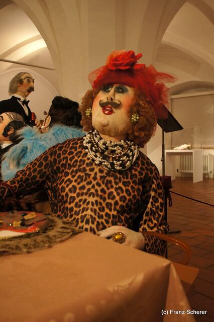 In Hülle mit Fülle. Alraunes Fest der weichen Kunst.