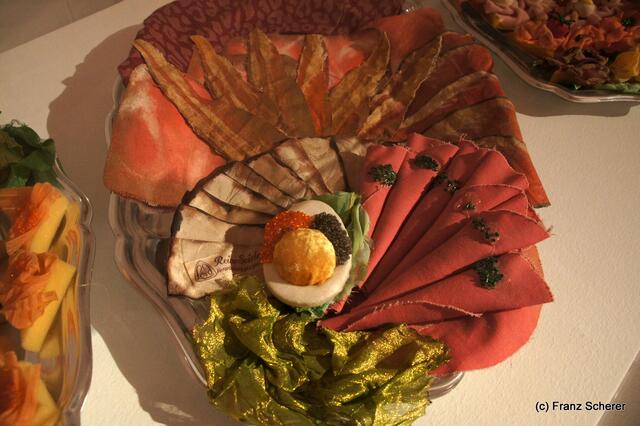 In Hülle mit Fülle. Alraunes Fest der weichen Kunst.