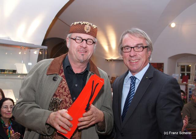 In Hülle mit Fülle. Alraunes Fest der weichen Kunst. Hans Siebert (links), der Ehemann der Künstlerin Alraune Siebert mit Fredbergs Bürgermeister Dr. Peter Bergmair