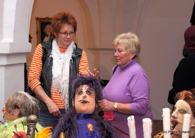 In Hülle mit Fülle. Alraunes Fest der weichen Kunst.