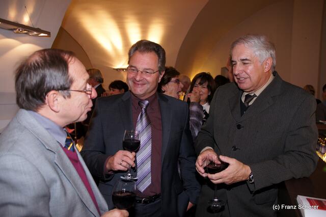 In Hülle mit Fülle. Alraunes Fest der weichen Kunst. v.l.: Franz Reißner, Peter Gürtler und Heiz Schrall im Gespräch