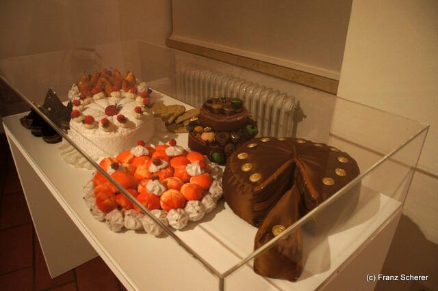 In Hülle mit Fülle. Alraunes Fest der weichen Kunst.