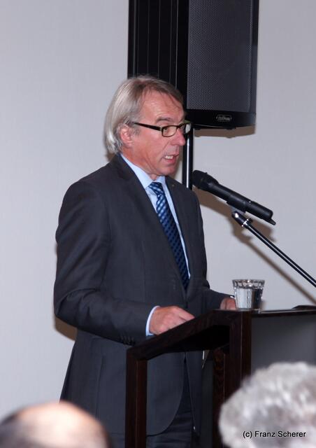 In Hülle mit Fülle. Alraunes Fest der weichen Kunst. Friedbergs Bürgermeister Dr. Peter Bergmair bei der Festansprache