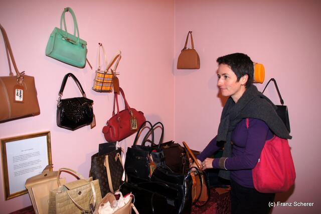 In Hülle mit Fülle. Alraunes Fest der weichen Kunst. In den Handtaschen wartet so manche Übrerraschung