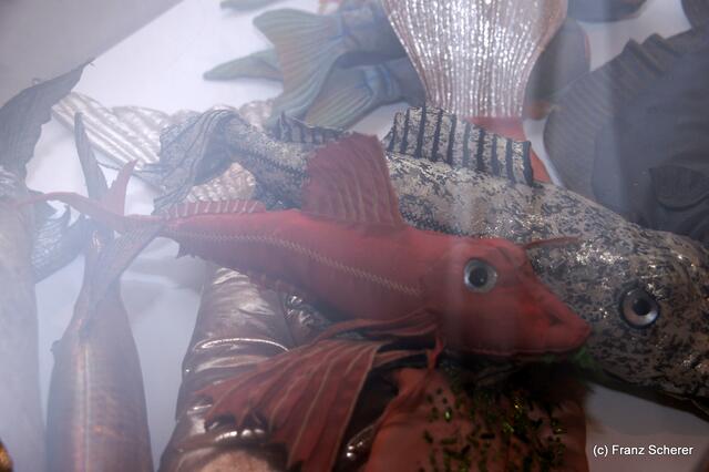 In Hülle mit Fülle. Alraunes Fest der weichen Kunst.