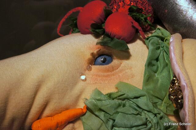 In Hülle mit Fülle. Alraunes Fest der weichen Kunst.