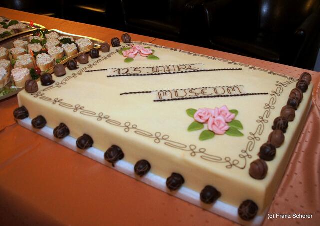 In Hülle mit Fülle. Alraunes Fest der weichen Kunst. Zum Jubiläumsausklang glänzte Friedbergs Stadtbäckerei Scharold mit einer grandiosen Torte