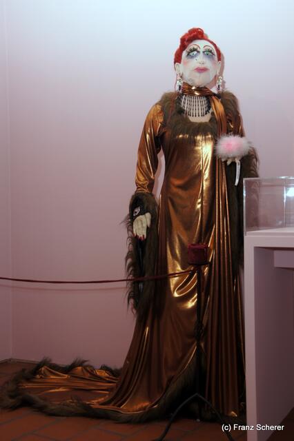 In Hülle mit Fülle. Alraunes Fest der weichen Kunst.