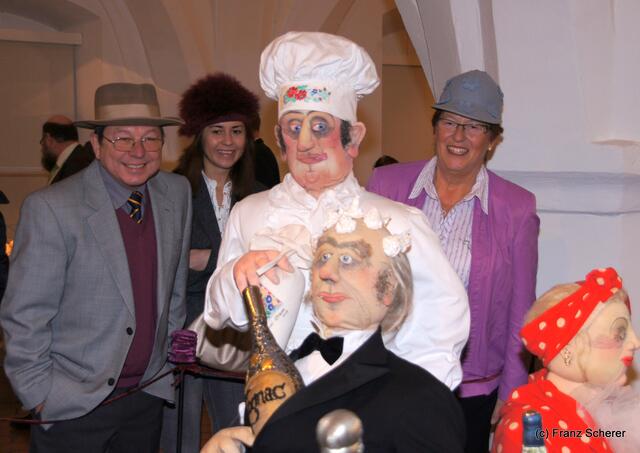 In Hülle mit Fülle. Alraunes Fest der weichen Kunst. V.l.: Franz Reissner, LAG-Managerin Beata Pásztor und Martha Reissner bei den Gästen am Festbankett