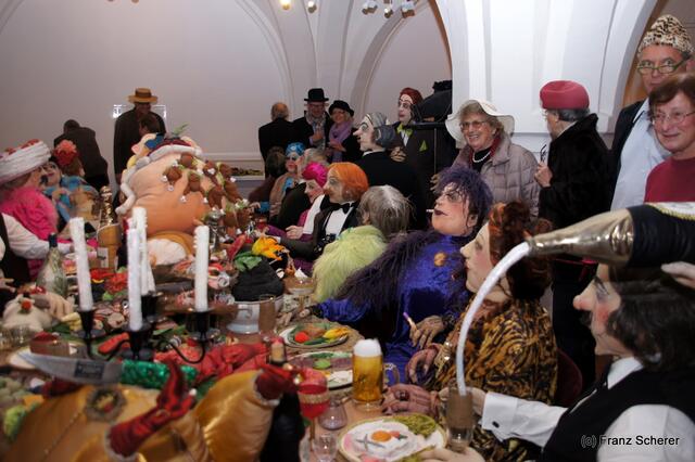 In Hülle mit Fülle. Alraunes Fest der weichen Kunst.