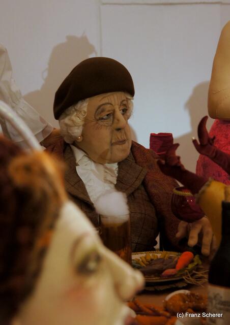 In Hülle mit Fülle. Alraunes Fest der weichen Kunst. Miss Marple sitzt auch am Tisch