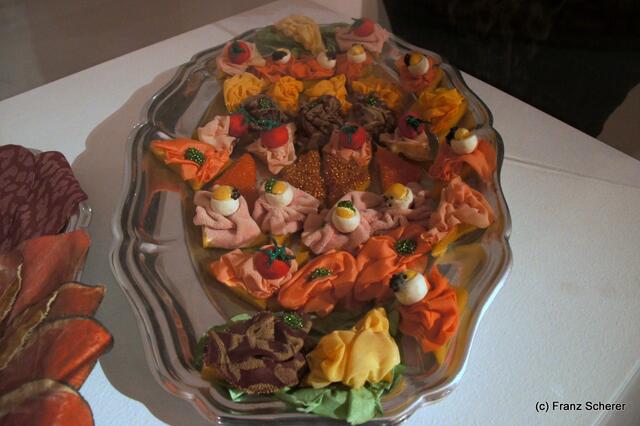 In Hülle mit Fülle. Alraunes Fest der weichen Kunst.