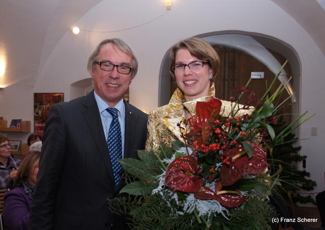 In Hülle mit Fülle. Alraunes Fest der weichen Kunst. Ein gelungenes 125. Jubiläumsjahr des Friedberger Museums geht mit einer opulenten Ausstellung zu Ende. Blumen für Museumsleiterin Dr. Alice Arnold-Becker von Friedbergs Bürgermeister Dr. Peter Bergmair