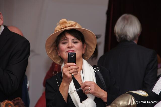 In Hülle mit Fülle. Alraunes Fest der weichen Kunst.