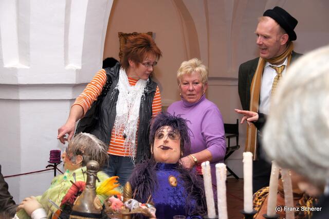 In Hülle mit Fülle. Alraunes Fest der weichen Kunst.