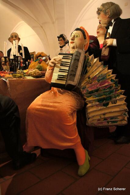 In Hülle mit Fülle. Alraunes Fest der weichen Kunst.