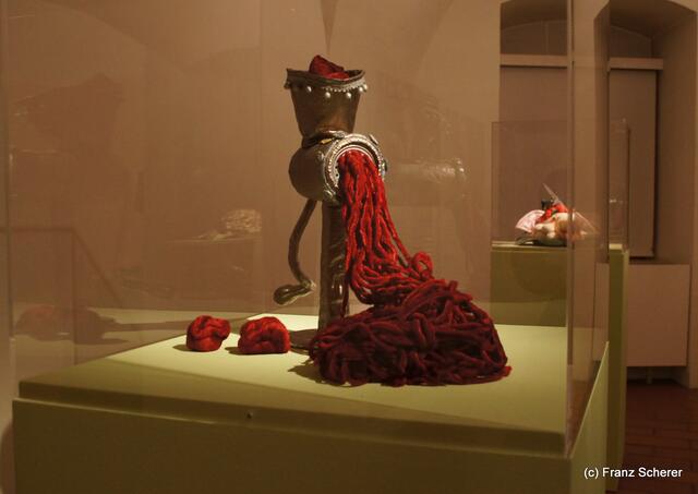 In Hülle mit Fülle. Alraunes Fest der weichen Kunst.