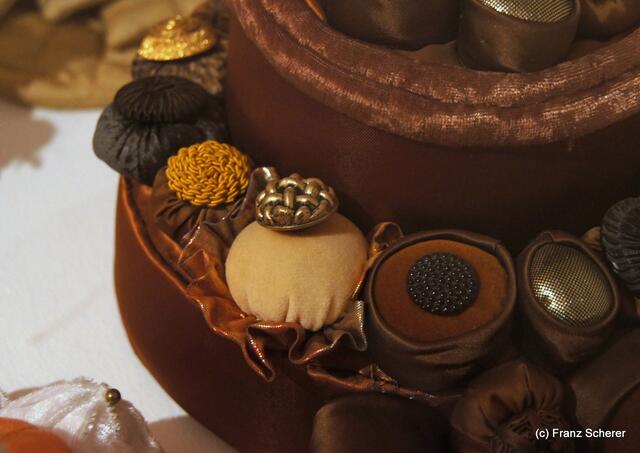 In Hülle mit Fülle. Alraunes Fest der weichen Kunst.