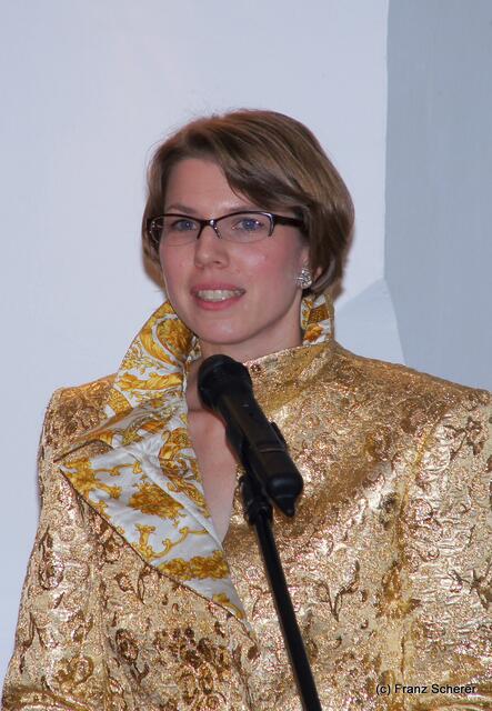 In Hülle mit Fülle. Alraunes Fest der weichen Kunst. Museumsleiterin Dr. Alice Arnold-Becker bei der Laudatio auf die Künstlerin Stefanie-Alraune Siebert