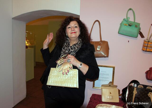 In Hülle mit Fülle. Alraunes Fest der weichen Kunst. In den Handtaschen wartet so manche Übrerraschung