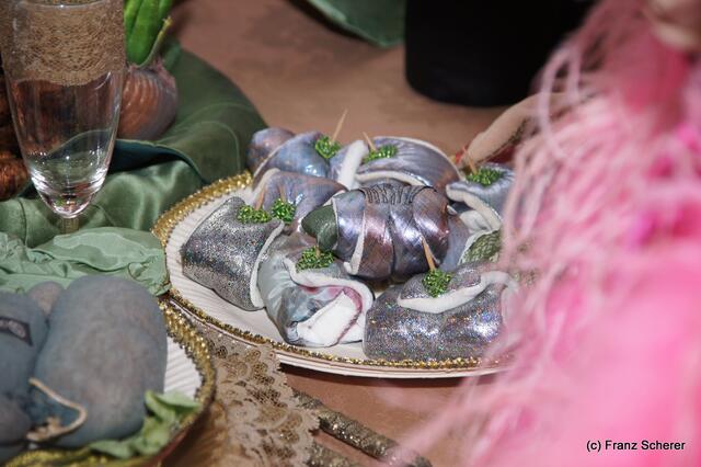 In Hülle mit Fülle. Alraunes Fest der weichen Kunst. "Rollmöpse"