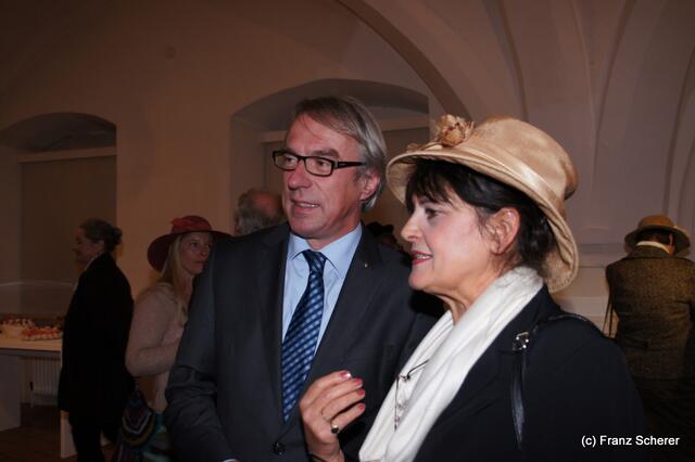 In Hülle mit Fülle. Alraunes Fest der weichen Kunst.