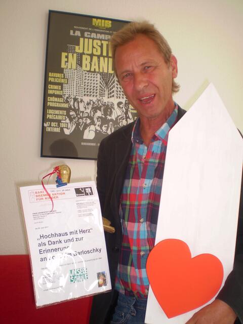 Joachim Barloschky mit der Friedenstaube des Künstlers Richard Hillinger