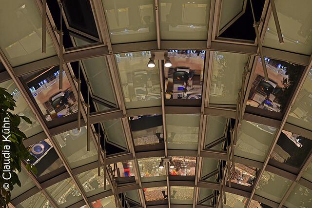Spiegelung im Dach der Galerie
