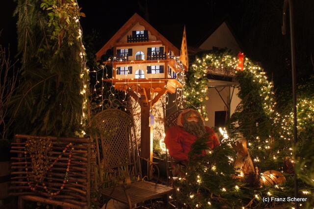 Es weihnachtet! Bei Schwendners in Kissing strahlen die Lichter - das Schwendnersche Taubenhaus im Vorgarten ist ein weiterer "Hingucker"