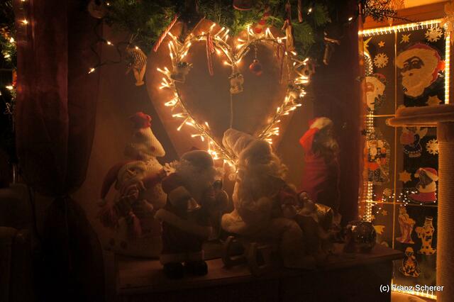 Es weihnachtet! Bei Schwendners in Kissing strahlen die Lichter - auch drinnen in der warmen Stube lassen die Schwendners mit viel Herz die Weihnachtslichter strahlen.