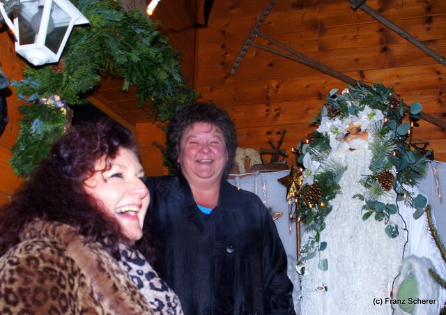 Es weihnachtet! Bei Schwendners in Kissing strahlen die Lichter. Beate Schwendner (mitte) und myheimat-Reporterin Sabina Scherer in weihnachtlicher Gesellschaft