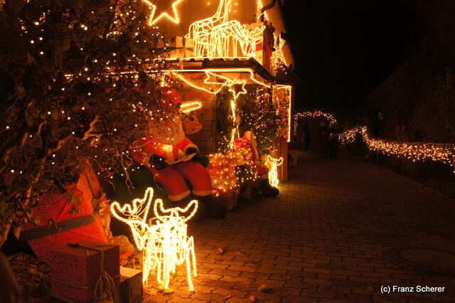 Es weihnachtet! Bei Schwendners in Kissing strahlen die Lichter - überall gibt es "Hingucker"